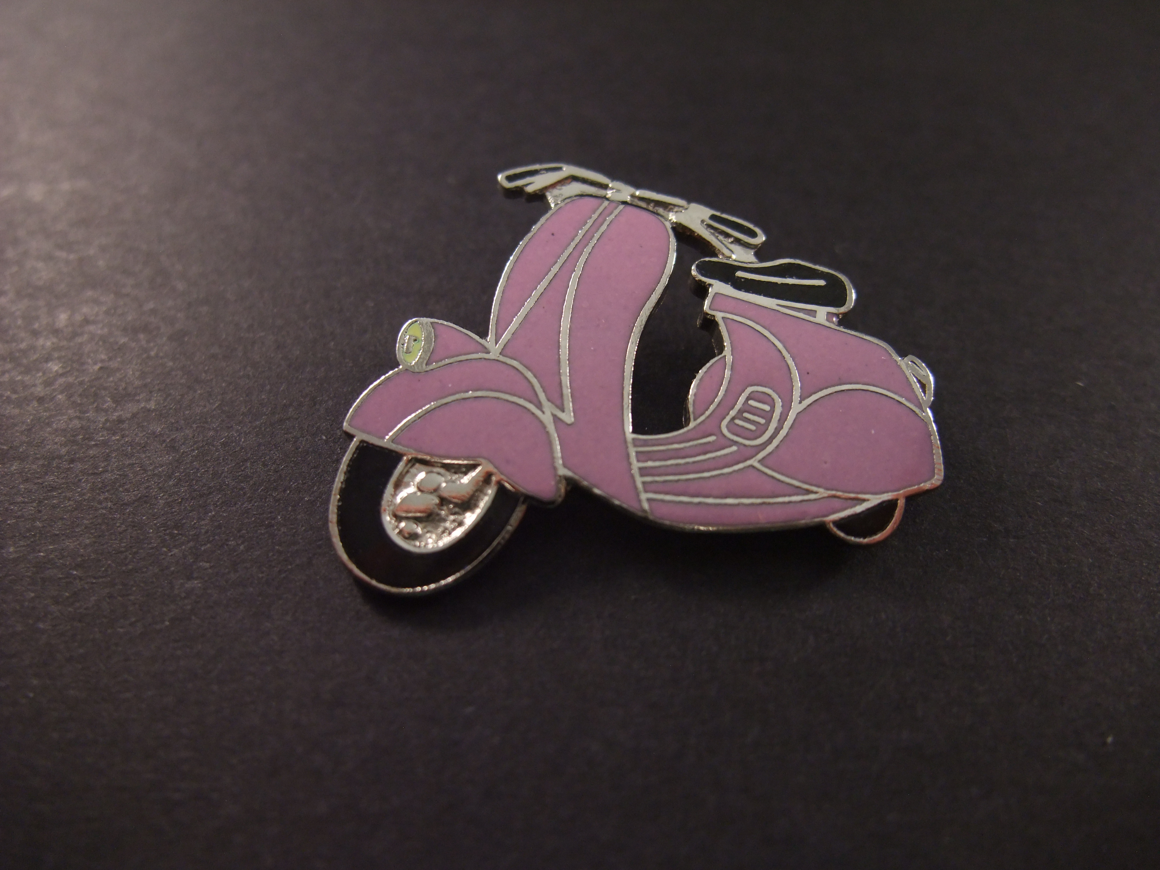 Vespa Italiaanse iconische scooter ( lila kleur)